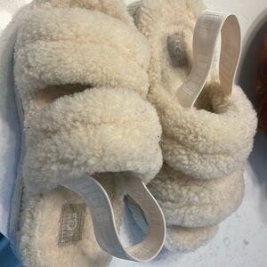 Uggs size 7 fluffy creamy white slides